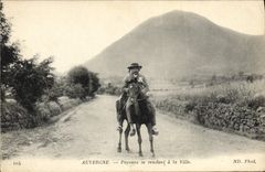 CPA Folklore Auvergne Paysans se rendant a la ville Cheval