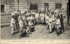 CPA Armee Francaise Infanterie Epluchage des pommes Pommes de terre