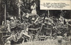 CPA Militaria Paris Les fetes de la Victoire 14 juillet 1919 Rond point des Champs Elysees la pyramide des canons Coq