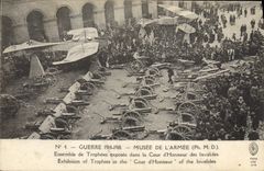 CPA Militaria Paris Musee de l'armee Ensemble des trophees exposes dans la cour d'honneur des Invalides Avion