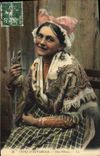 CPA Folklore Auvergne Une fileuse 