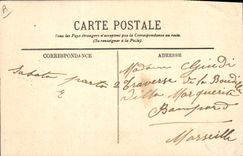 CPA Folklore Auvergne Une fileuse 