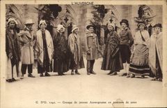 CPA Folklore Auvergne Groupe de jeunes auvergnates en costume de noce
