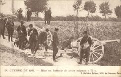 CPA Militaria Mise en batterie de notre mignon 75