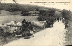 CPA Militaria Mitrailleuses en action defendant une route 