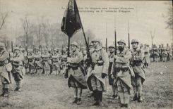 CPA Militaria Presentation du drapeau aux troupes francaises