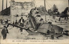 CPA Militaria Train precipite dans la Marne a Mary sur Marne