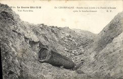 CPA Militaria En Champagne Bombe non eclatee a la ferme d'Alger 