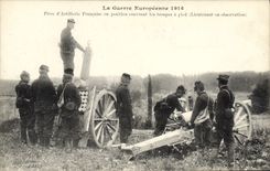 CPA Militaria Piece d'artillerie Francaise en position couvrant les troupes a pied 