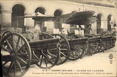 CPA Militaria Paris Musee de l'armee Groupe de canons de 77 exposes aux Invalides au fond un taube Avion 