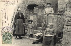 CPA Auvergne Un groupe de Brayaudes Folklore