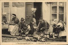 CPA Les Auvergnats chez eux Le marchand de sabots Folklore 