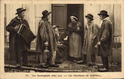 CPA Les Auvergnats chez eux Les chanteurs de reveillers Folklore