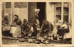 CPA Les Auvergnats chez eux Le marchand de sabots 