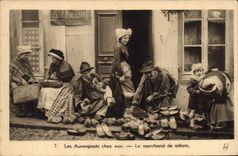 CPA Les Auvergnats chez eux Le marchand de sabots Folklore