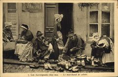 CPA Les Auvergnats chez eux Le marchand de sabots Folklore