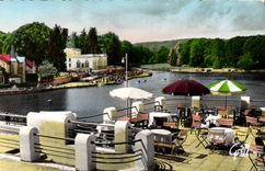 CPM En Normandie Bagnoles De L'Orne Le lac et le casino vus des terrasses des thermes 