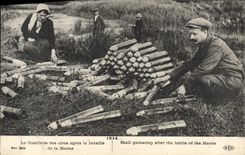 CPA Militaria La cueillette des obus apres la bataille de la Marne 