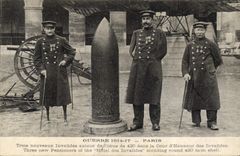 CPA Militaria Paris Trois nouveaux Invalides autour de l'obus de 420 dans la cour d'honneur des Invalides 