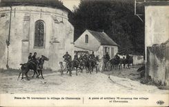 CPA Militaria Piece de 75 traversant le village de Chauconin 