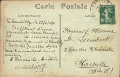 La equitación Hippisme Chantilly del caballo de la POSTAL de la VENDIMIA compite con derby la llegada