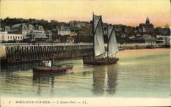 VINTAGE POSTCARD Boulogne Boat on sea before Port