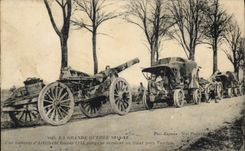 CPA Militaria Une batterie d'artillere lourde se rendant au front pres de Verdun 
