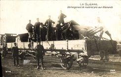 CPA Militaria Dechargement de materiel pris aux Allemands 