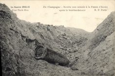 CPA Militaria Champagne Bombe non eclatee a la ferme d'Alger apres le bombardement