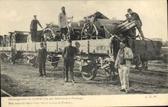 CPA Militaria Dechargement du materiel pris aux Allemands a Fontenay 