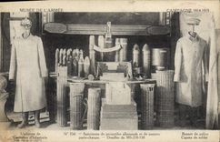 El museo de Militaria París de la POSTAL de la VENDIMIA de los especímenes del ejército de proyectiles y de cestas alemanes lleva cargas