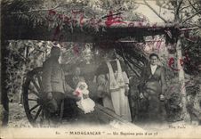 POSTAL Militaria Madagascar de la VENDIMIA un bautismo cerca de un 75