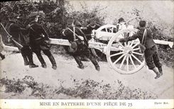 CPA Militaria Mise en batterie d'une piece de 75