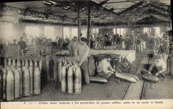 CPA Militaria Fabrication d'obus 