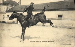 CPA Cheval Equitation Hippisme Saumur Ecole de cavalerie Croupade 