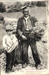 CPA Folklore Pyrenees Grand pere et petits-enfants vrais types montagnards