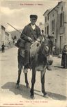 CPA Folklore Pyrenees Type de paysan pyreneen Ane Mule 