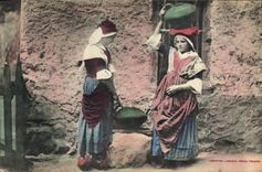 CPA Folklore Pyrenees Bethmalaises a la fontaine