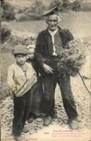 CPA Folklore Pyrenees Grand pere et petits enfants Vrais types montagnards 
