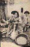 CPA Folklore Gavage d'une oie Pyrenees