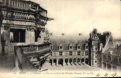 CPA Blois Le Chateau Vue Sur la Cour de L'Escalier Francois 1er