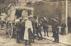 CPA Arrivee de blesses anglais a Amiens Croix Rouge Militaria