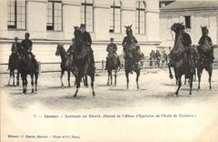 CPA Cheval Equitation Hippisme Saumur Sauteurs en liberte 