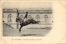 CPA Cheval Equitation Hippisme Saumur Sauteur en liberte Capriole