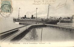 CPA Bateau Paquebot Le Havre Sortie du Transatlantique La Savoie 