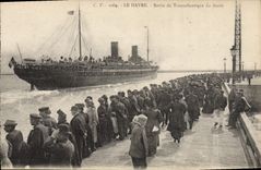 CPA Bateau Paquebot Le Havre Sortie du Transatlantique La Savoie 