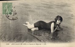 CPA Maillots de bains Femme Sourire de baigneuse