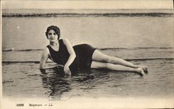 CPA Maillots de bains Femme Baigneuse 
