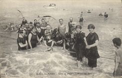 CPA Maillots de bains Femmes Malo les Bains Scene de plage L'heure du bain 