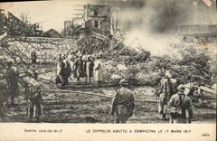 CPA Militaria Le zeppelin abattu a Compiegne le 17 mars 1917